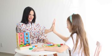 Como manter a rotina de crianças neurodivergentes nas férias de julho sem sobrecarregar a família