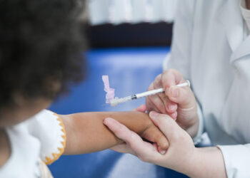 Brasil amplia vacinação contra meningite para crianças a partir de 12 meses