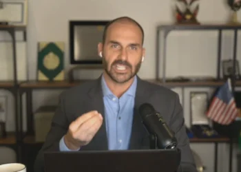 Eduardo Bolsonaro pede para exercer mandato dos EUA e pressiona Câmara