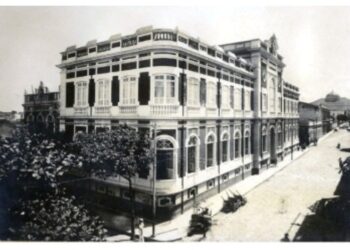 Biblioteca Pública do Amazonas relembra incêndio de 1945 em exposição de 80 anos