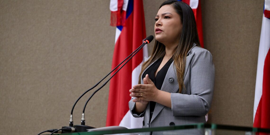 Joana Darc propõe aplicativo para facilitar serviços da Secretaria de Proteção Animal do Amazonas