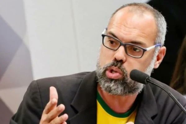 PF indicia Allan dos Santos por difamação, injúria e incitação ao crime