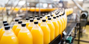 Tarifa dos EUA e queda de preços podem gerar perdas de R$ 2,9 bi ao setor de suco de laranja