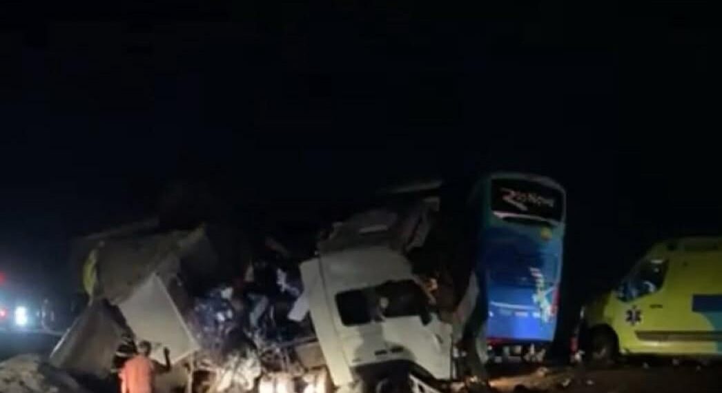 Acidente entre ônibus e carreta deixa 11 mortos e mais de 40 feridos no MT