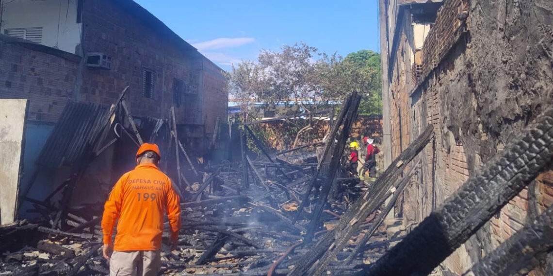 Prefeitura de Manaus atende famílias após incêndio em vila de quitinetes na zona Sul