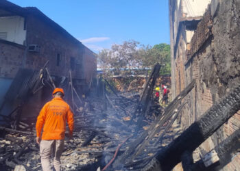 Prefeitura de Manaus atende famílias após incêndio em vila de quitinetes na zona Sul