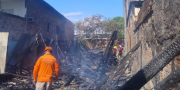 Prefeitura de Manaus atende famílias após incêndio em vila de quitinetes na zona Sul