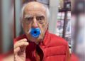 Ary Fontoura entra da trend da moda da chupeta para adultos em vídeo nas redes sociais
