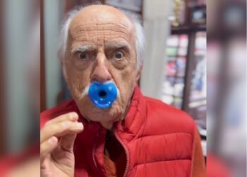 Ary Fontoura entra da trend da moda da chupeta para adultos em vídeo nas redes sociais