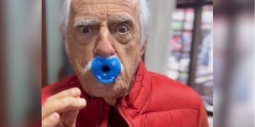 Ary Fontoura entra da trend da moda da chupeta para adultos em vídeo nas redes sociais