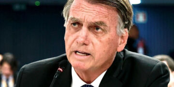 Imprensa estrangeira destaca plano de Bolsonaro de pedir asilo a Milei após indiciamento