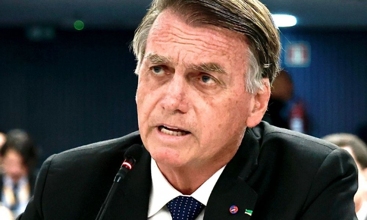 Imprensa estrangeira destaca plano de Bolsonaro de pedir asilo a Milei após indiciamento