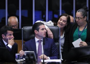 Câmara aprova urgência de projeto que isenta Imposto de Renda para salários de até R$ 5 mil