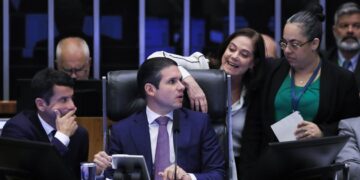 Câmara aprova urgência de projeto que isenta Imposto de Renda para salários de até R$ 5 mil