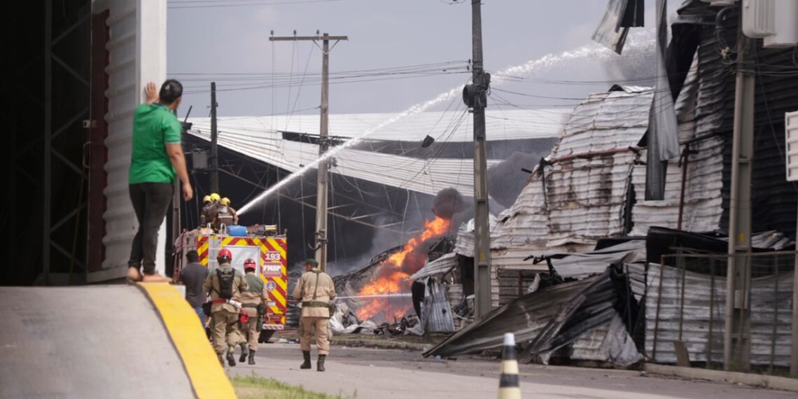 Passa de 24h incêndio que atingiu fábrica no Distrito Industrial de Manaus