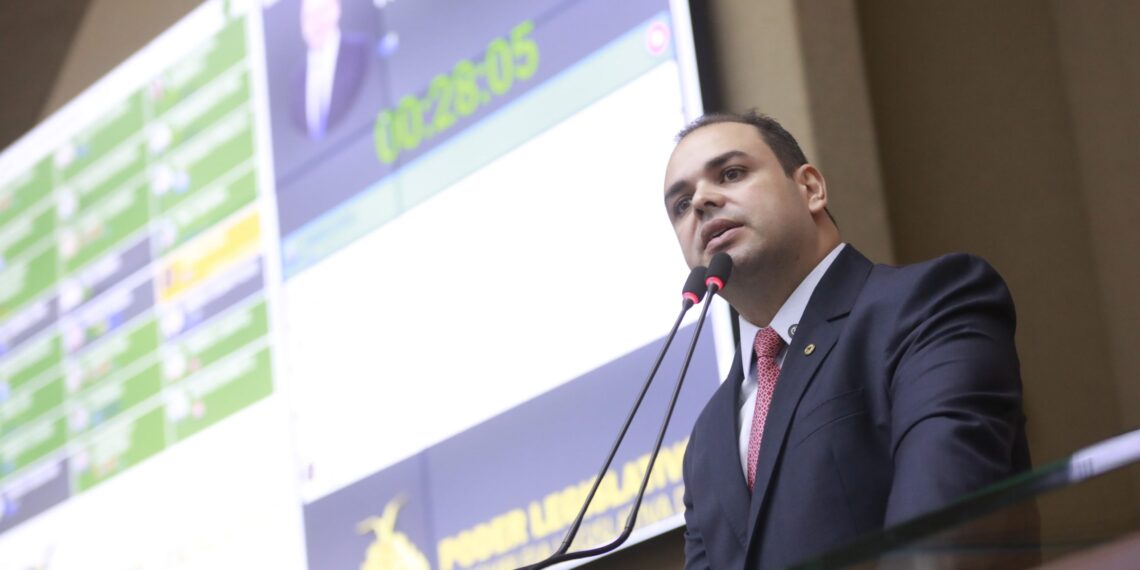 Deputados do AM criticam destruição de balsas em operação contra garimpo em Humaitá