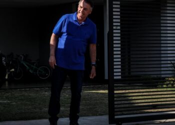 Carlos Bolsonaro diz que estado de saúde do pai ‘não é bom, mas resiste’