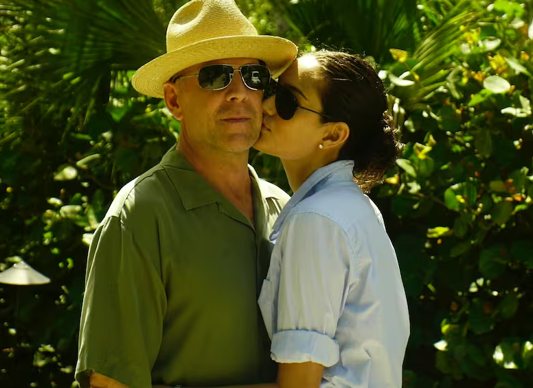 Esposa de Bruce Willis relaciona acidente em gravação de Duro de Matar à perda auditiva do ator