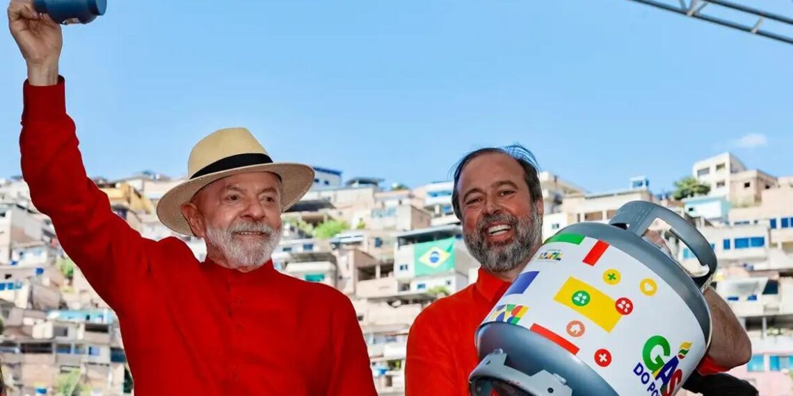 Governo lança programa para distribuir gás a 15,5 milhões de famílias