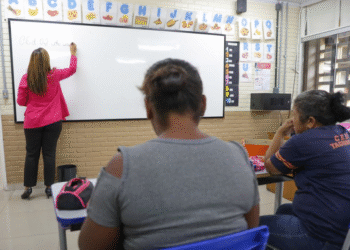 Alfabetização de adultos pode aumentar renda em até 16%, aponta estudo