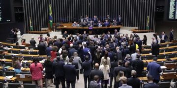 mara aprova urgência da anistia aos envolvidos no 8 de Janeiro com apoio do PL e Centrão