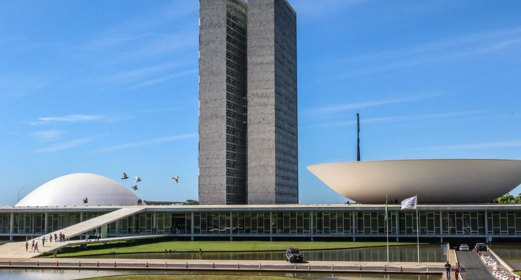 Senado aprova pena maior a quem fornecer drogas ou bebidas a menores