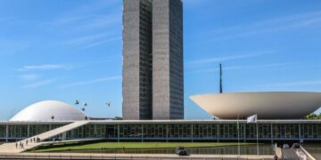 Senado aprova pena maior a quem fornecer drogas ou bebidas a menores