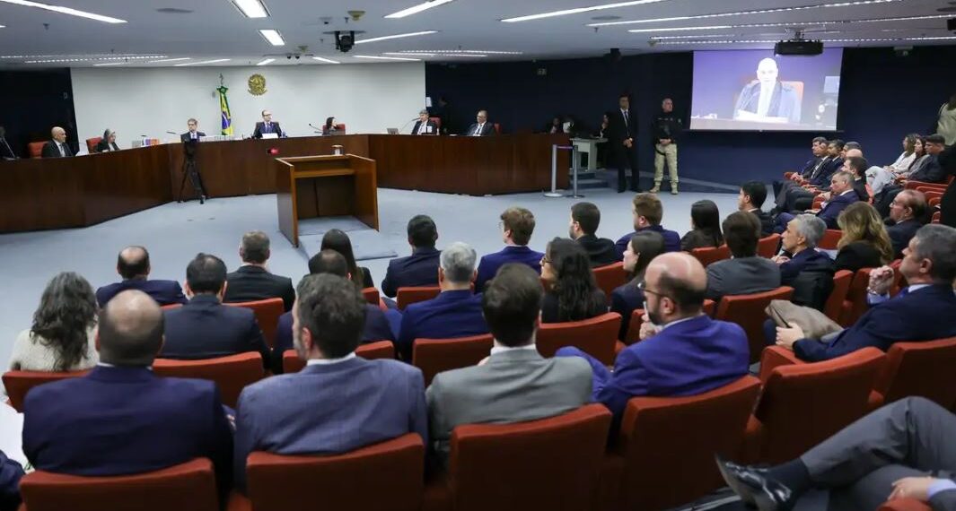STF encerra primeiro dia do julgamento de Bolsonaro e mais sete réus