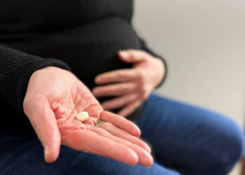 Especialistas descartam relação entre paracetamol na gravidez e autismo