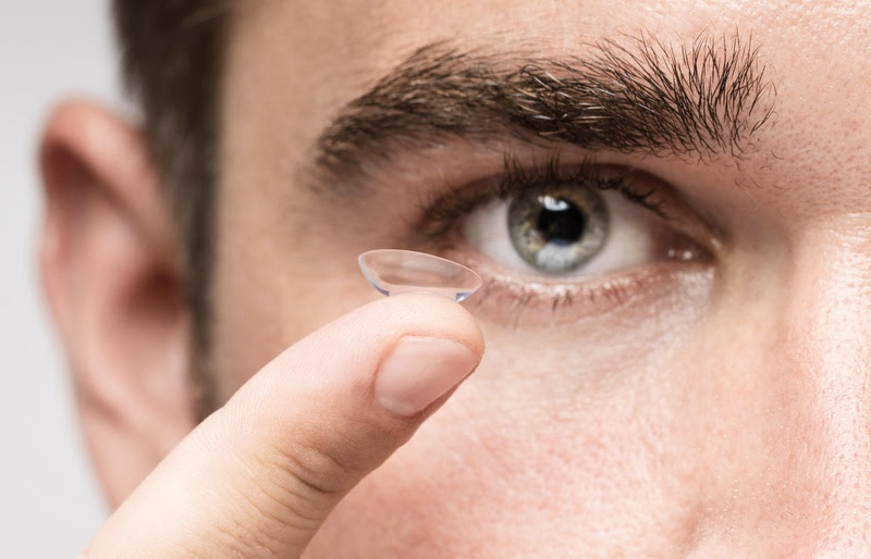 Setembro Safira alerta para cuidados com lentes de contato e prevenção de complicações nos olhos