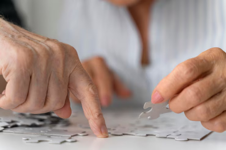 Alzheimer pode triplicar até 2050 e já afeta 1,8 milhão de brasileiros