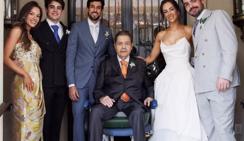 Faustão participa do casamento da filha Lara Silva em cadeira de rodas após transplantes
