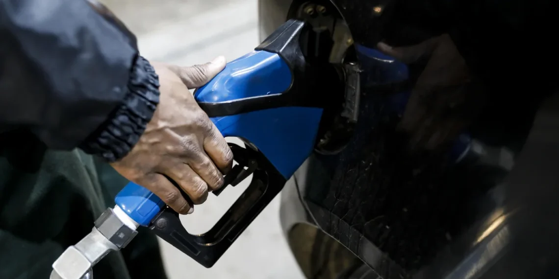 Petrobras reduz preço da gasolina em 4,9% e litro passa a custar R$ 2,71 nas distribuidoras