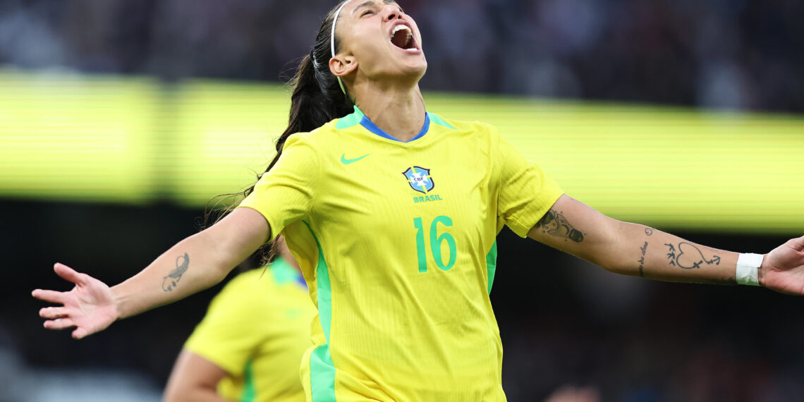 Com uma a menos, Brasil vence Inglaterra em Manchester