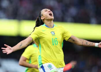 Com uma a menos, Brasil vence Inglaterra em Manchester