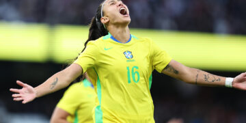 Com uma a menos, Brasil vence Inglaterra em Manchester