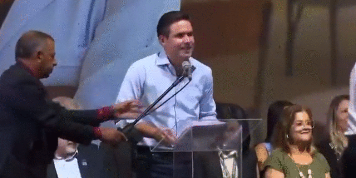 Hugo Motta é vaiado em evento do governo Lula no Dia dos Professores no Rio de Janeiro