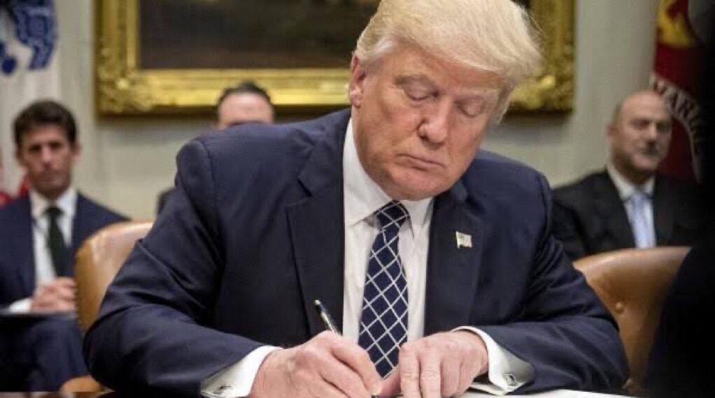 Juíza dos EUA barra demissões de servidores durante paralisação do governo Trump