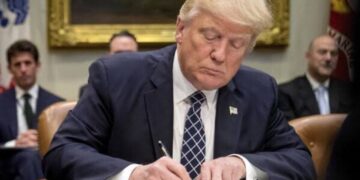 Juíza dos EUA barra demissões de servidores durante paralisação do governo Trump