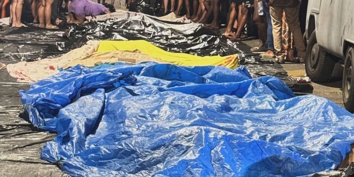 Moradores da Penha levam cerca de 50 corpos à praça após megaoperação