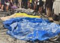 Moradores da Penha levam cerca de 50 corpos à praça após megaoperação