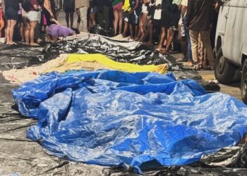 Moradores da Penha levam cerca de 50 corpos à praça após megaoperação