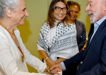 Lula prestigia show de Maria Bethânia em São Paulo e entrega flores à cantora
