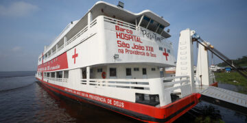 Barco Hospital São João XXIII leva atendimentos médicos e cirurgias ao município de Silves
