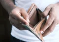 Endividamento das famílias brasileiras sobe para 48,9% em agosto, aponta Banco Central