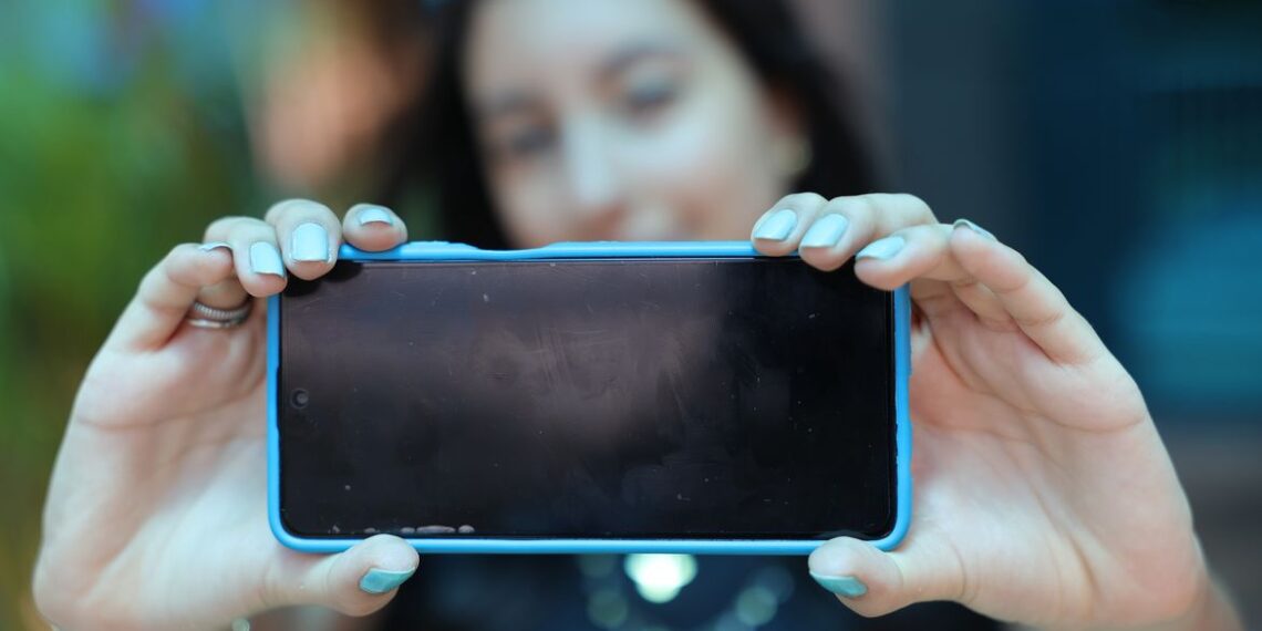 Uso da internet por crianças e adolescentes nas escolas cai após restrição de celulares