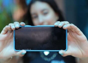 Uso da internet por crianças e adolescentes nas escolas cai após restrição de celulares