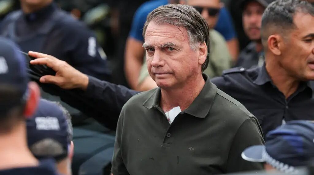 Defesa de Bolsonaro pede prisão domiciliar humanitária ao STF por ‘risco imediato à vida’