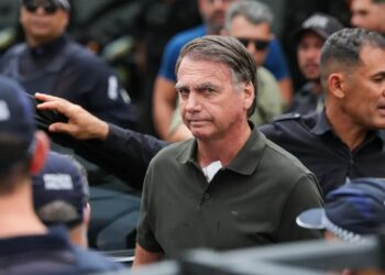 Defesa de Bolsonaro pede prisão domiciliar humanitária ao STF por ‘risco imediato à vida’