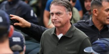 Defesa de Bolsonaro pede prisão domiciliar humanitária ao STF por ‘risco imediato à vida’
